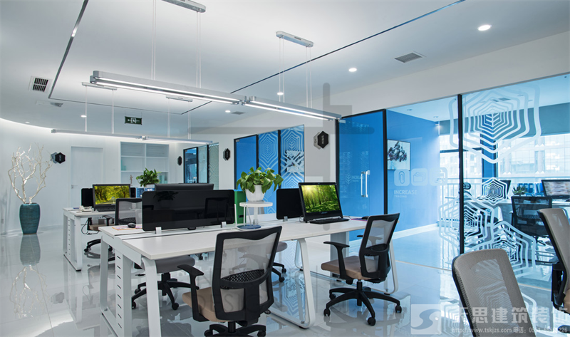 <a href=http://m.lxj10.cn/bangonganli/ target=_blank class=infotextkey>合肥辦公室設(shè)計(jì)</a>如何體現(xiàn)公司的文化及環(huán)境的現(xiàn)代性